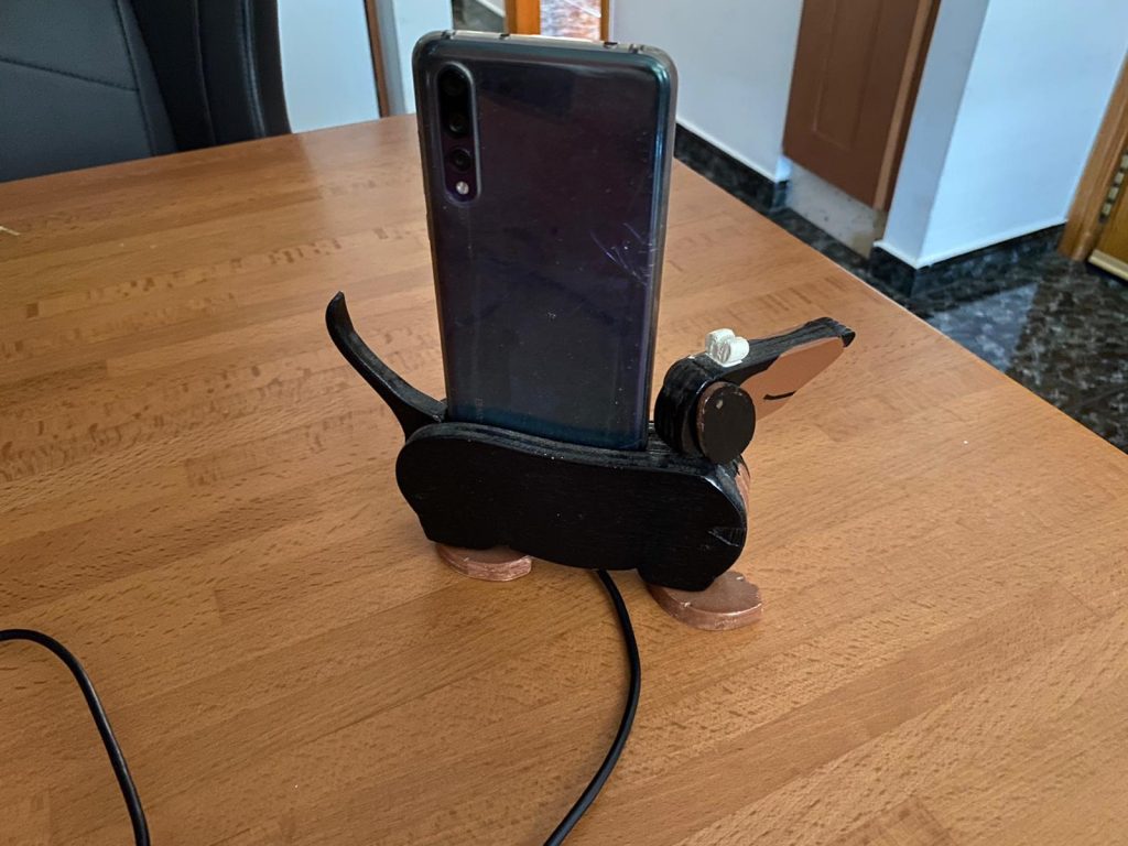 Soporte de carga para el móvil pintado